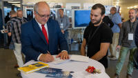 tul Rektor Brzezina podepisuje memorandum na konferenci NanoCzech